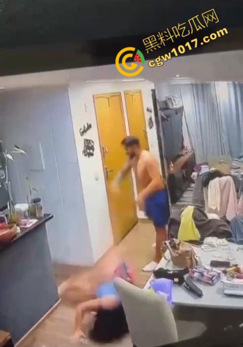 国外真实家暴!男人狂殴老婆,砸晕后仍不放手!惨不忍睹的家庭录像惊爆网络!-7
