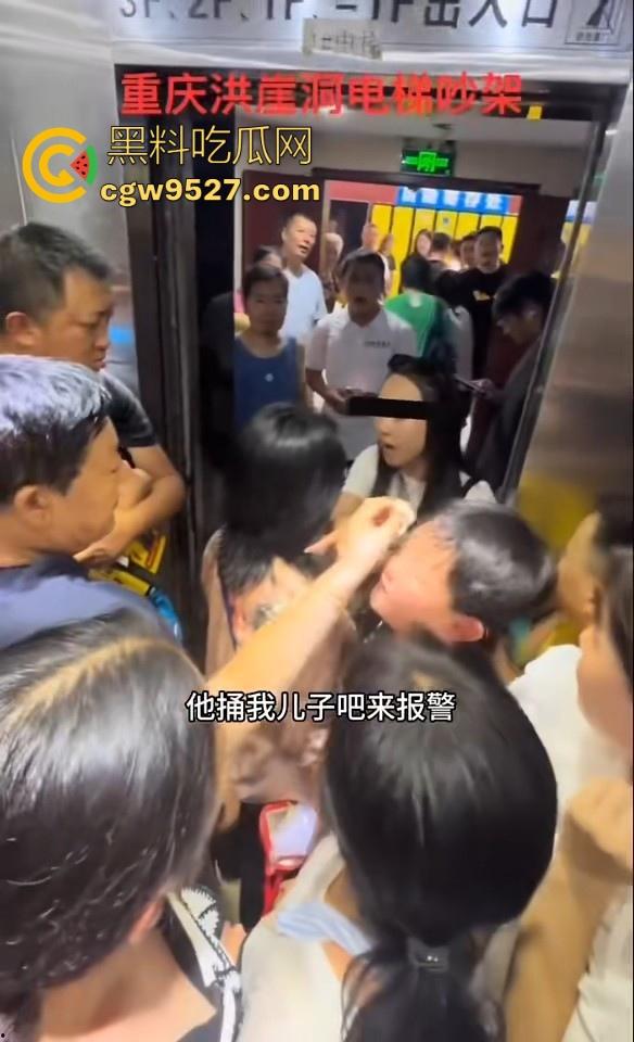 重庆洪崖洞电梯吵架，小孩大战中年老登，老登倚老卖老插队，小孩看不惯直接对骂，该有人出手治一下这些老东西了！-5
