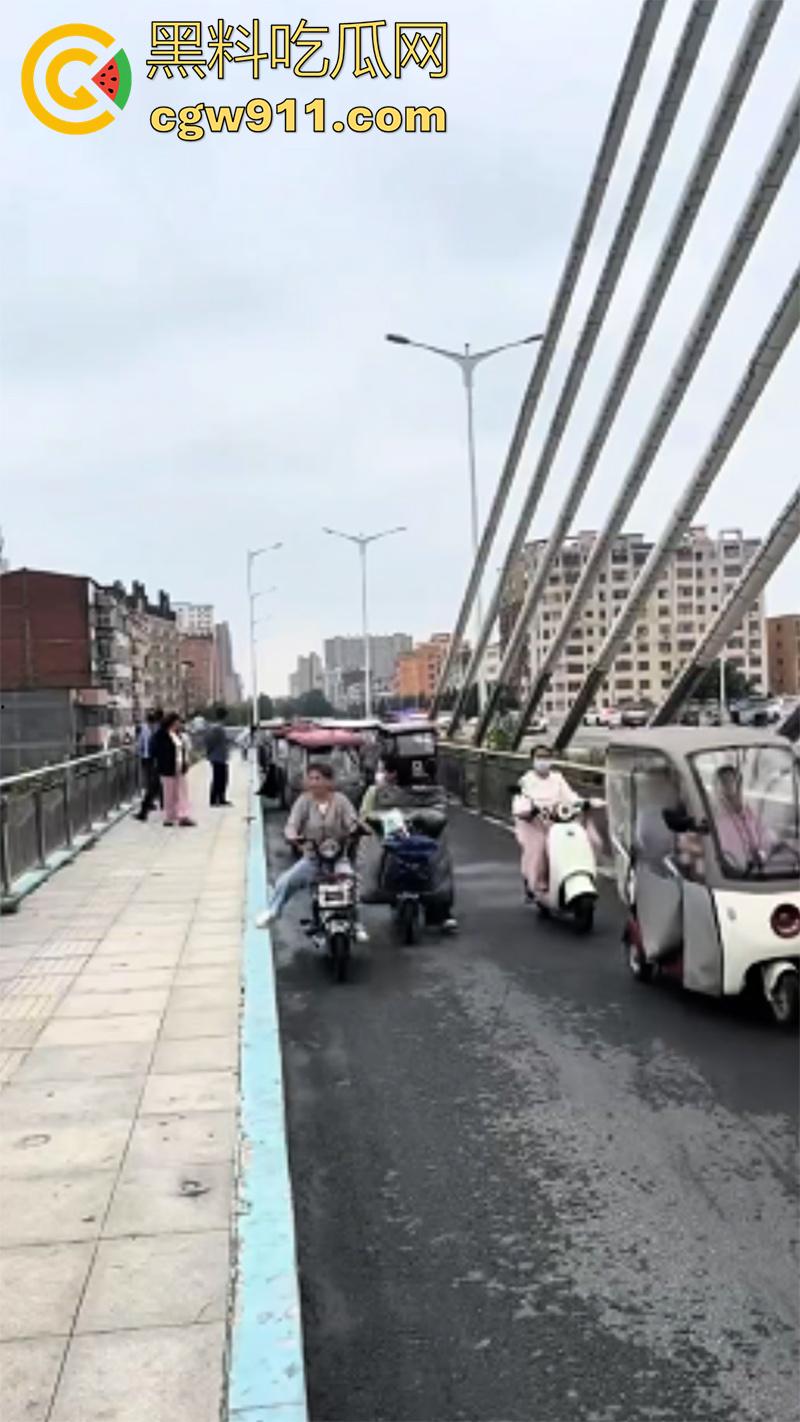 周口市沈丘网红桥跳河事件，准备结婚因彩礼商量不通，23岁男子跳河自杀，20多万彩礼逼走了他！-2