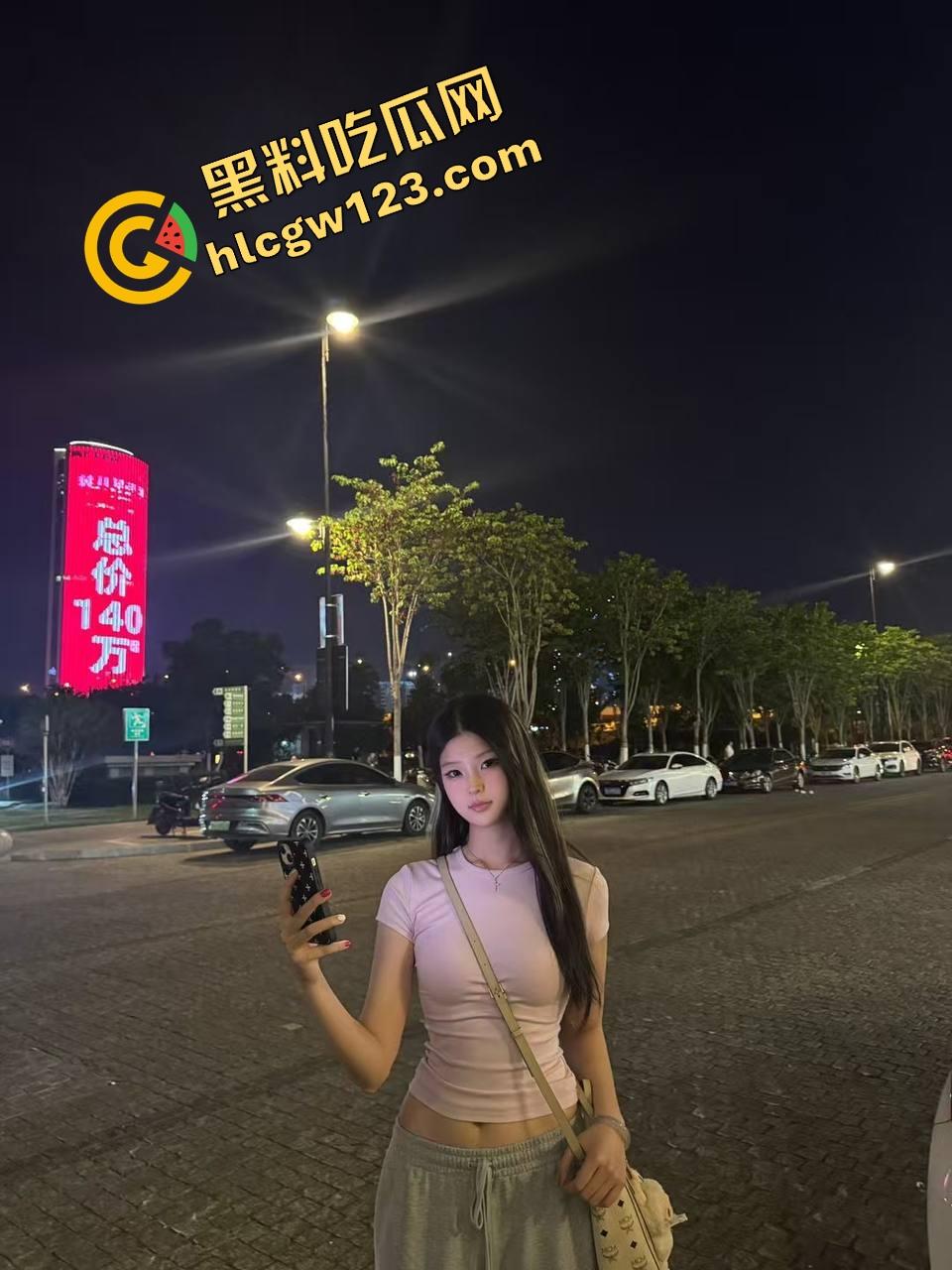 上海【夏媛媛】白虎嫩穴水流成河,大哥调教完直接拍片转送群友共享,这拜金骚货玩得真开!-2