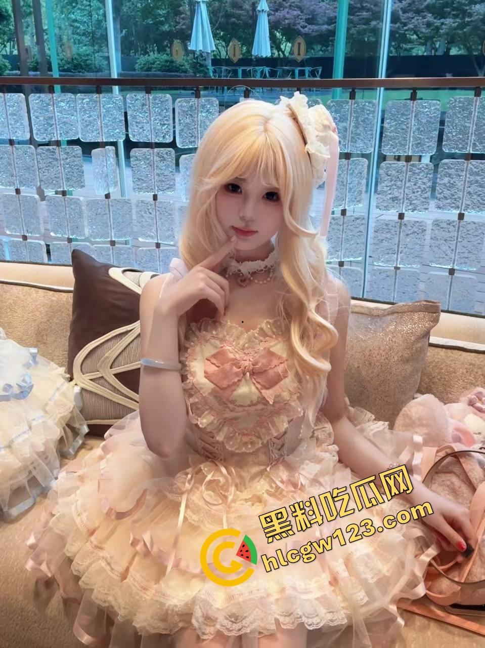 上海【夏媛媛】白虎嫩穴水流成河,大哥调教完直接拍片转送群友共享,这拜金骚货玩得真开!-4