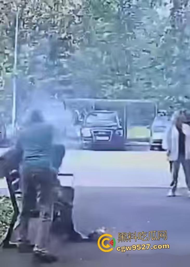 鞑靼斯坦醉汉香烟引火自焚!坐在长椅上烈焰布满全身,路人用毯子扑火救命仍烧伤80%!-8