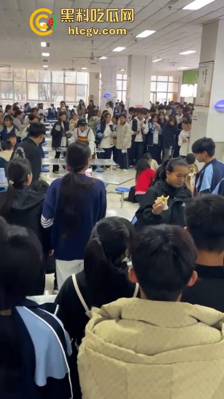沈阳学院食堂女生打架现场堪比疯马秀 扒衣露奶相当刺激-5
