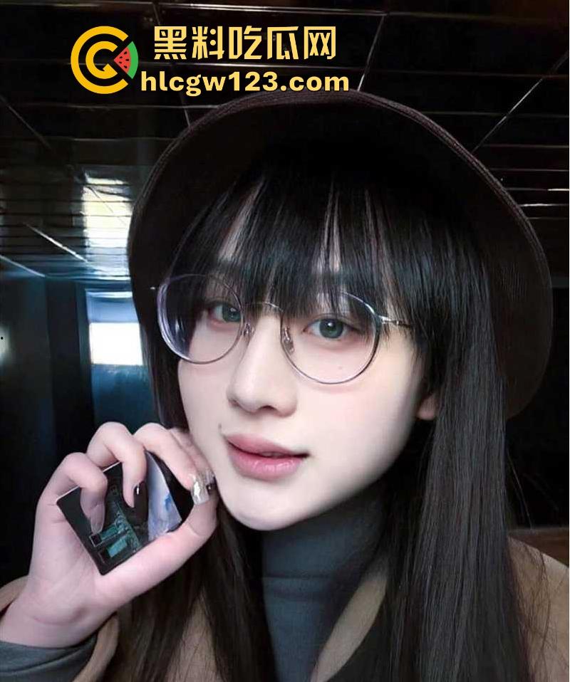 留学生圈又爆大瓜了!英国美女留学生【范黎】酒店3P视频流出 绿帽老公携手单男共玩骚妻 前后夹击无套内射!-3