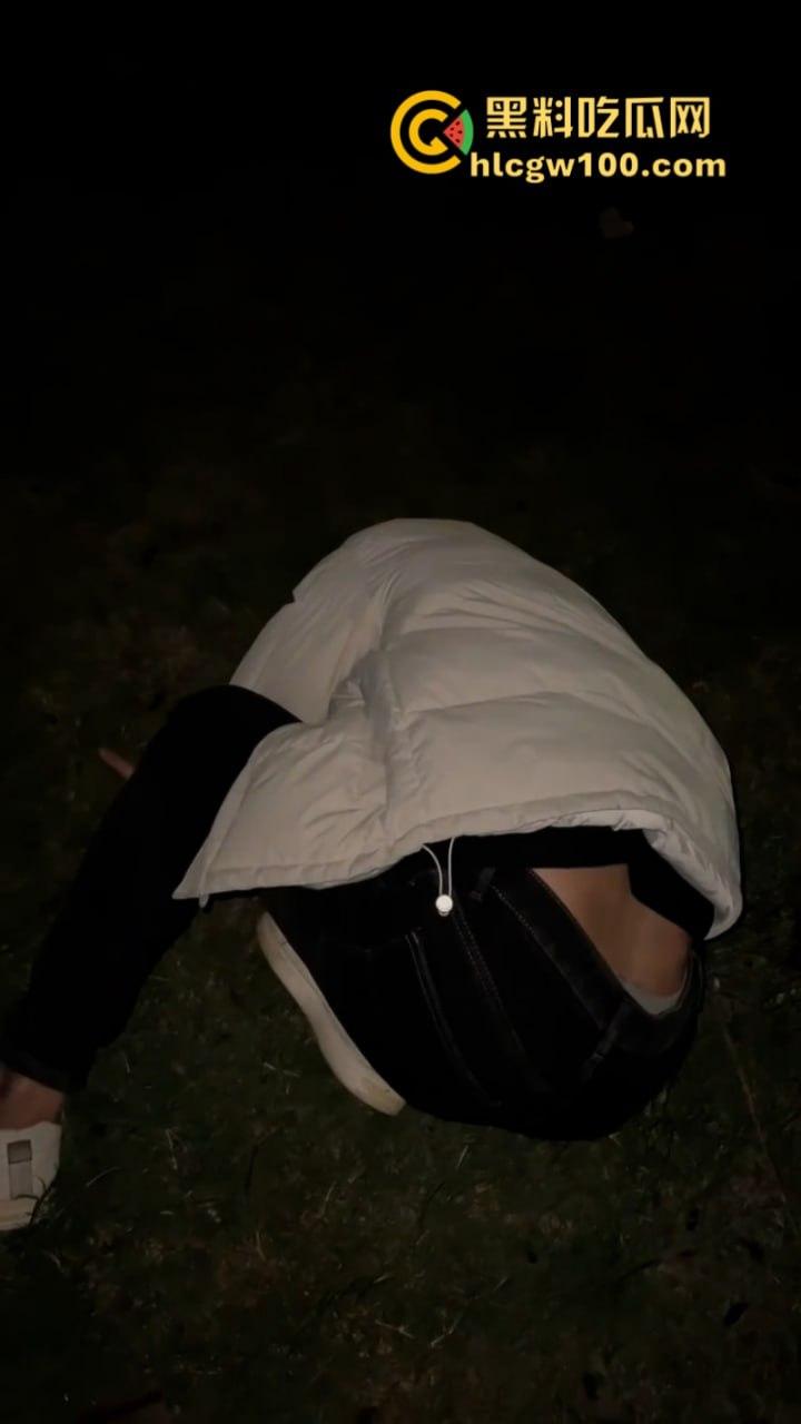 东北精神小妹组团在大街上秀智商搞低俗直播 拖鞋扇逼打屌 火烧骚鸡自虐上瘾-10