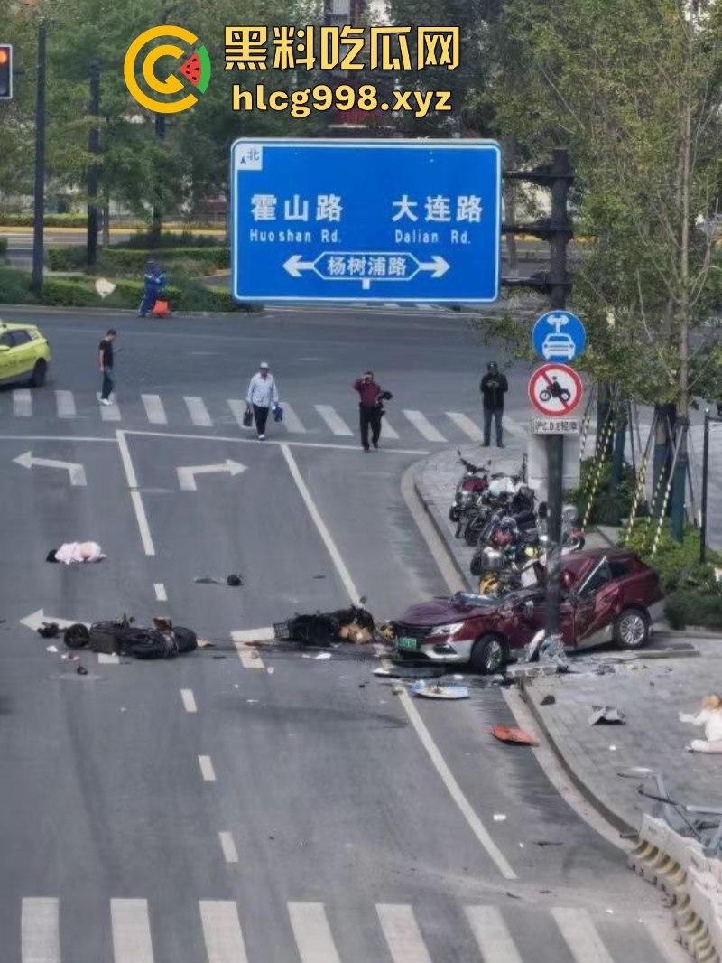 突发！人都飞出去了!上海一出租车撞上隔离石墩 驾驶员死亡!-1