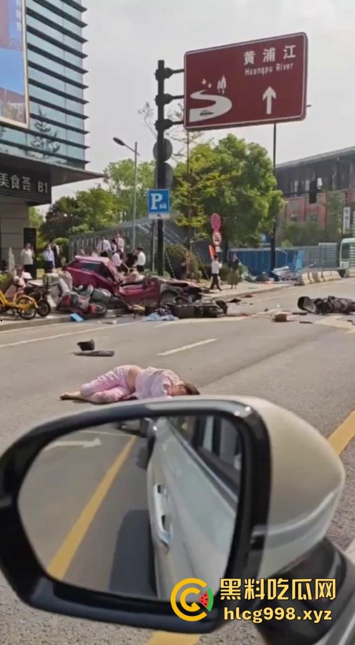突发！人都飞出去了!上海一出租车撞上隔离石墩 驾驶员死亡!-6