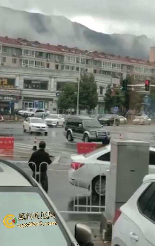 河北张家口马路地陷,车主猛踩油门到底都冲不上来,路面的水一直向下流,警察再不来人都要淹死了!-1