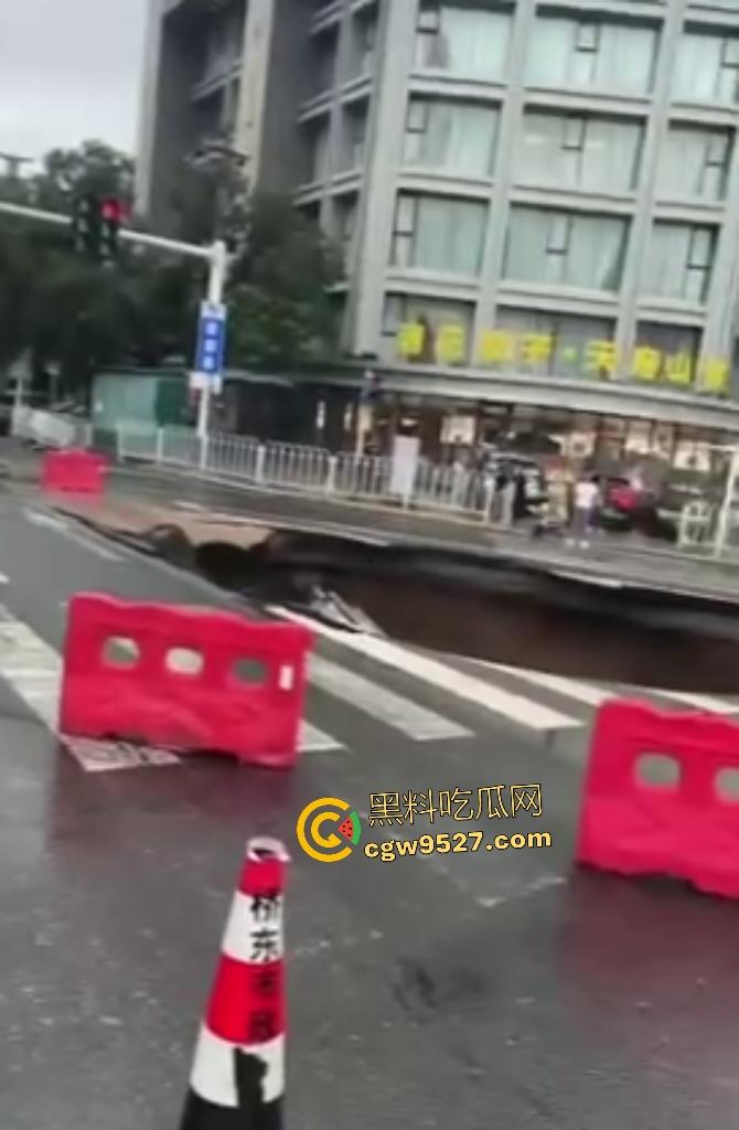 河北张家口马路地陷,车主猛踩油门到底都冲不上来,路面的水一直向下流,警察再不来人都要淹死了!-2