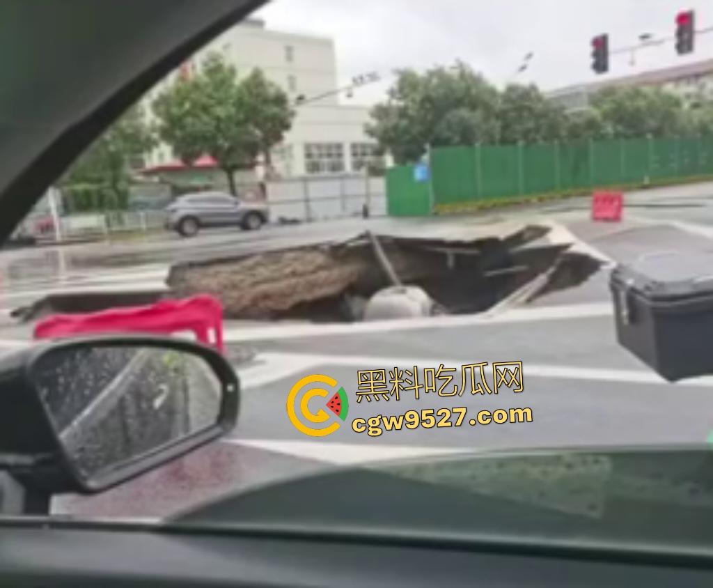 河北张家口马路地陷,车主猛踩油门到底都冲不上来,路面的水一直向下流,警察再不来人都要淹死了!-3