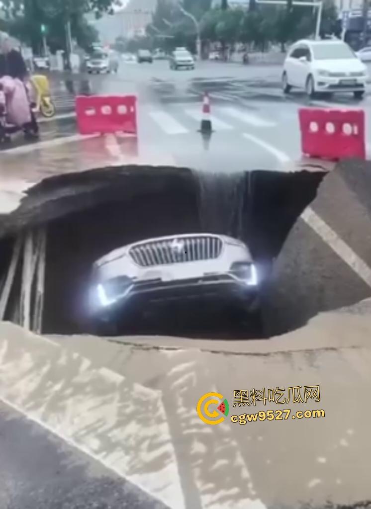 河北张家口马路地陷,车主猛踩油门到底都冲不上来,路面的水一直向下流,警察再不来人都要淹死了!-4