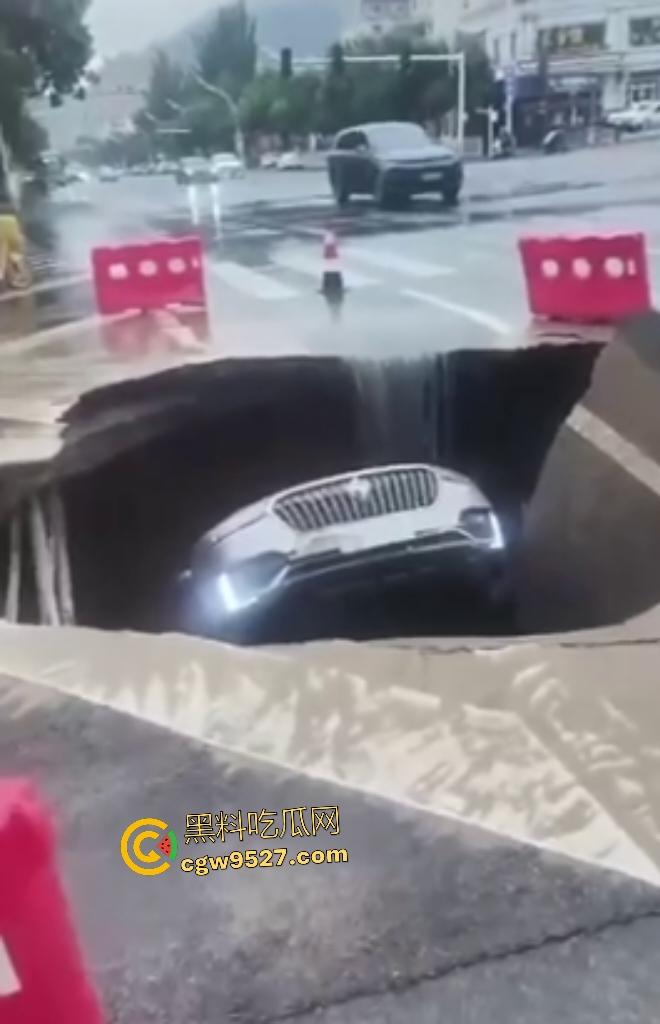 河北张家口马路地陷,车主猛踩油门到底都冲不上来,路面的水一直向下流,警察再不来人都要淹死了!-5