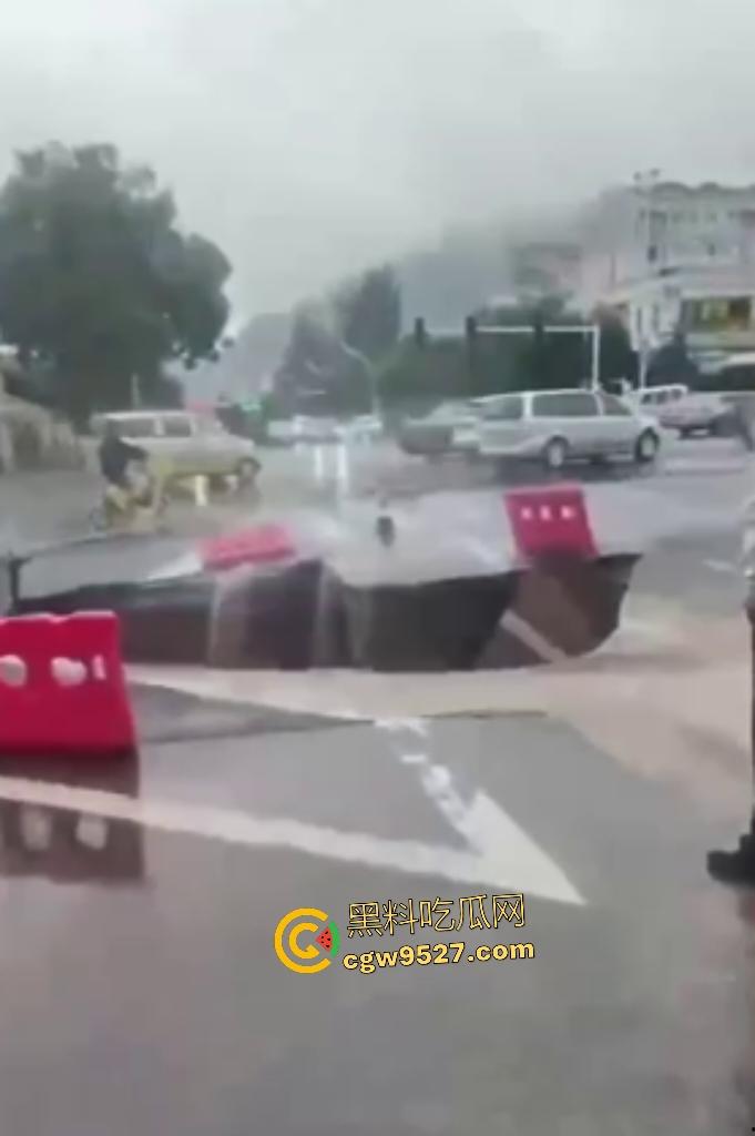 河北张家口马路地陷,车主猛踩油门到底都冲不上来,路面的水一直向下流,警察再不来人都要淹死了!-6