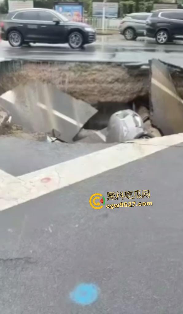 河北张家口马路地陷,车主猛踩油门到底都冲不上来,路面的水一直向下流,警察再不来人都要淹死了!-7