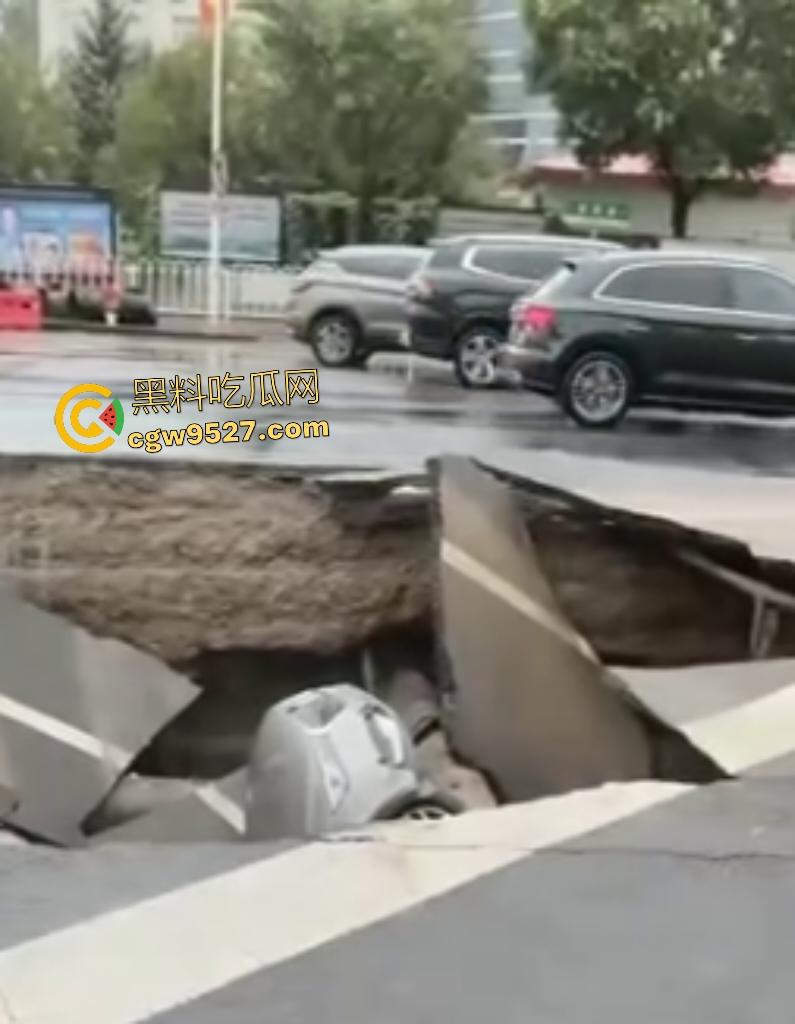河北张家口马路地陷,车主猛踩油门到底都冲不上来,路面的水一直向下流,警察再不来人都要淹死了!-8