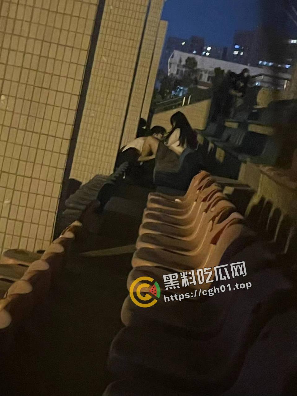 武汉东湖学院 小情侣操场缠绵 男生给女生疯狂舔逼  年轻人这么饥渴嘛  最佳视角现场直播-4