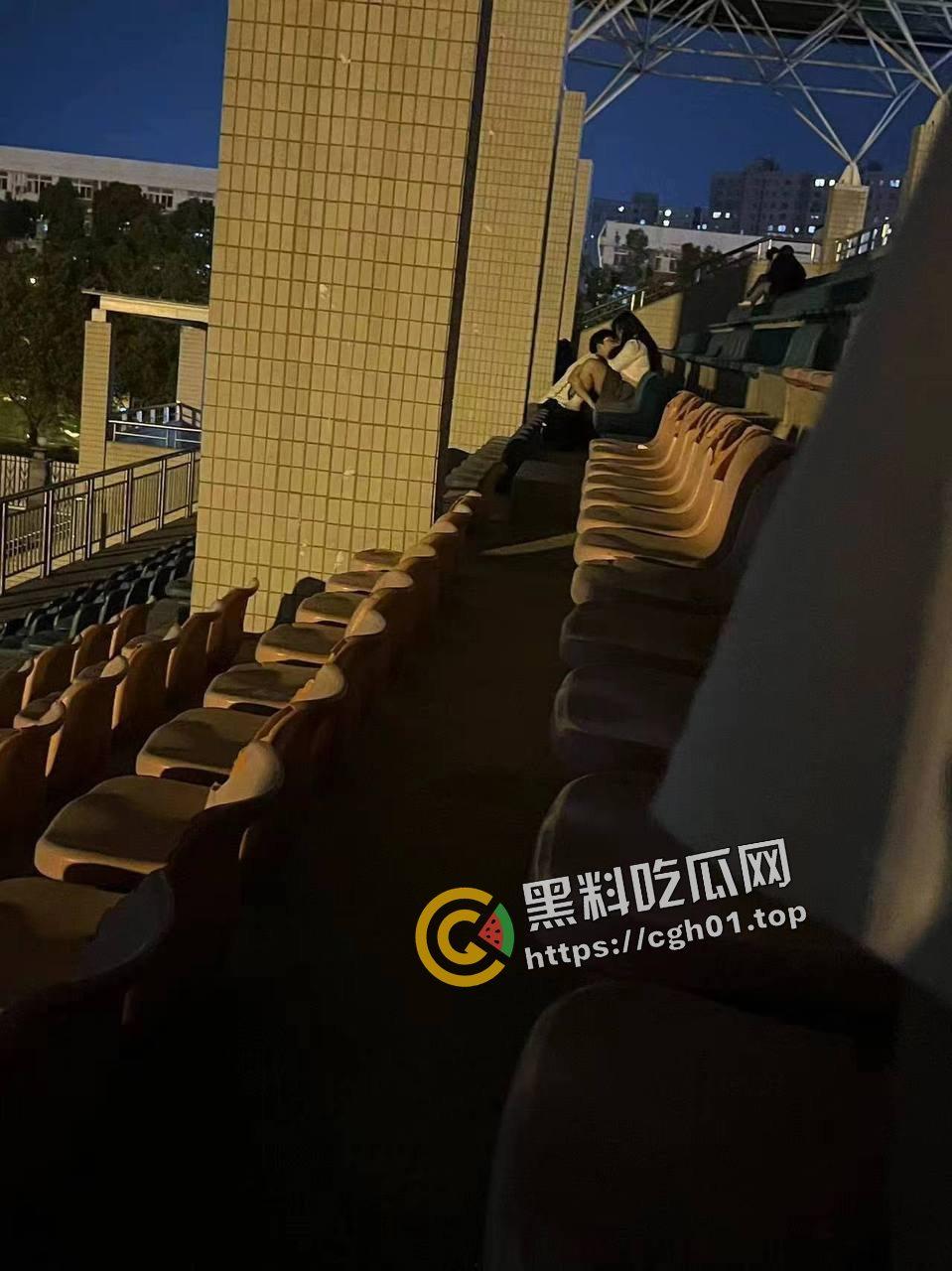 武汉东湖学院 小情侣操场缠绵 男生给女生疯狂舔逼  年轻人这么饥渴嘛  最佳视角现场直播-5