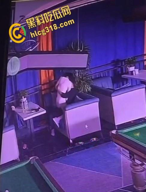 重庆一台球厅监控视频流出， 一男一女饥渴难耐，公然调情露乳，沙发掀裙激情女上！-2