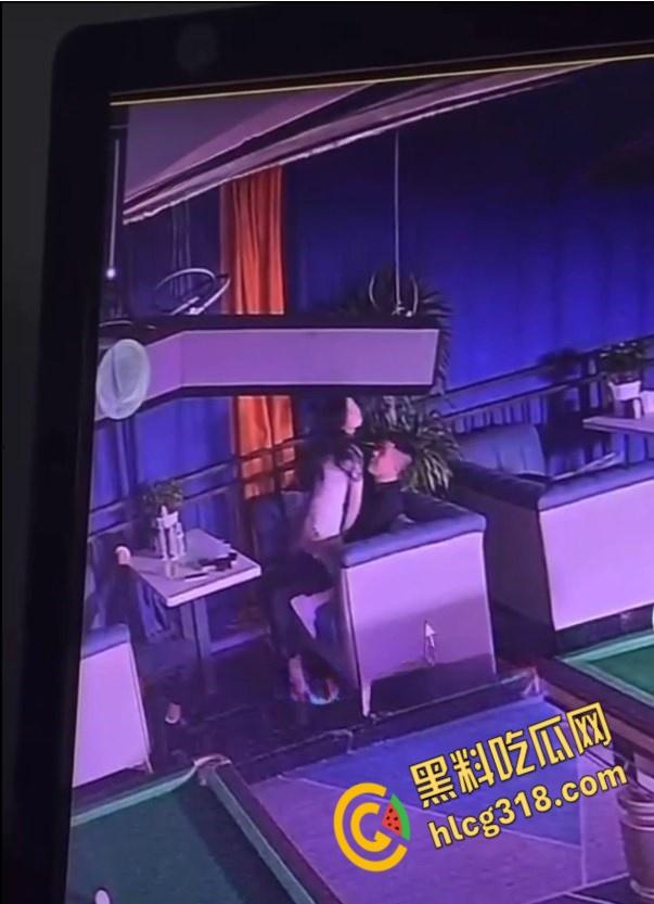 重庆一台球厅监控视频流出， 一男一女饥渴难耐，公然调情露乳，沙发掀裙激情女上！-3