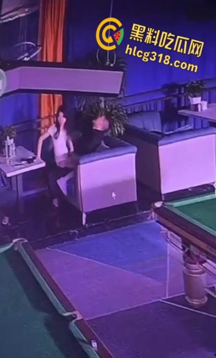重庆一台球厅监控视频流出， 一男一女饥渴难耐，公然调情露乳，沙发掀裙激情女上！-7