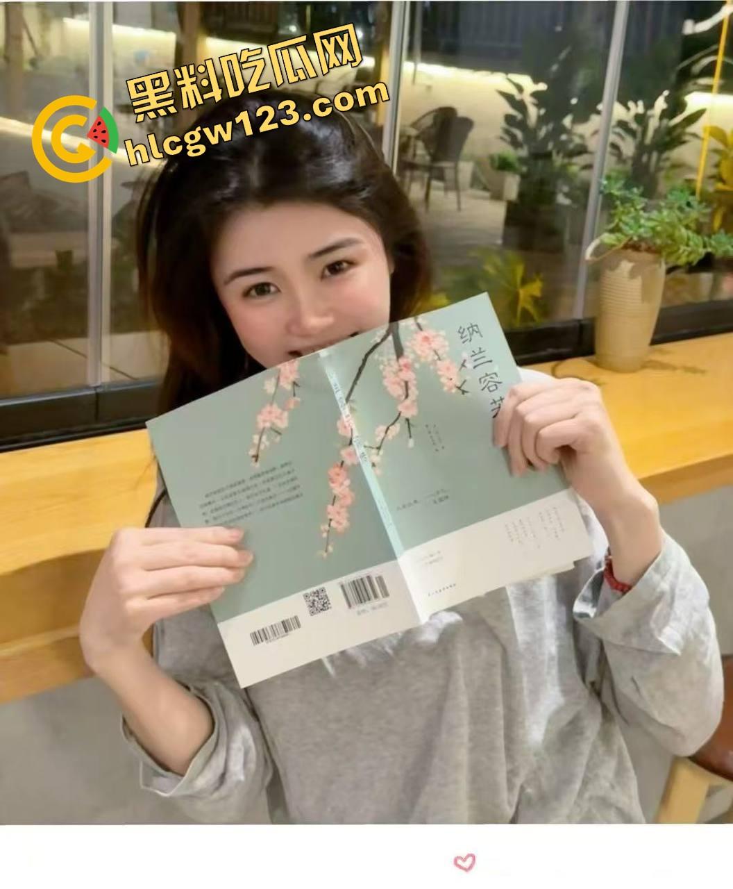 酒桌没吃饱，厕所把心心念念的同事吃了，聚餐喝高趁她上厕所，直接锁门顶在洗手池上狠操！-3