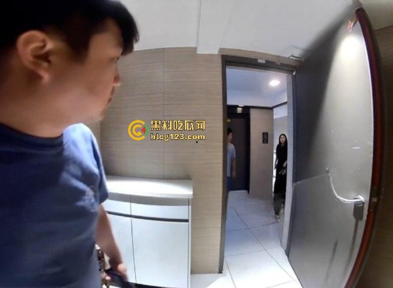 监控实拍男子偷业主女鞋 蹲楼道狂舔10分钟 变态行径被全程拍下-3