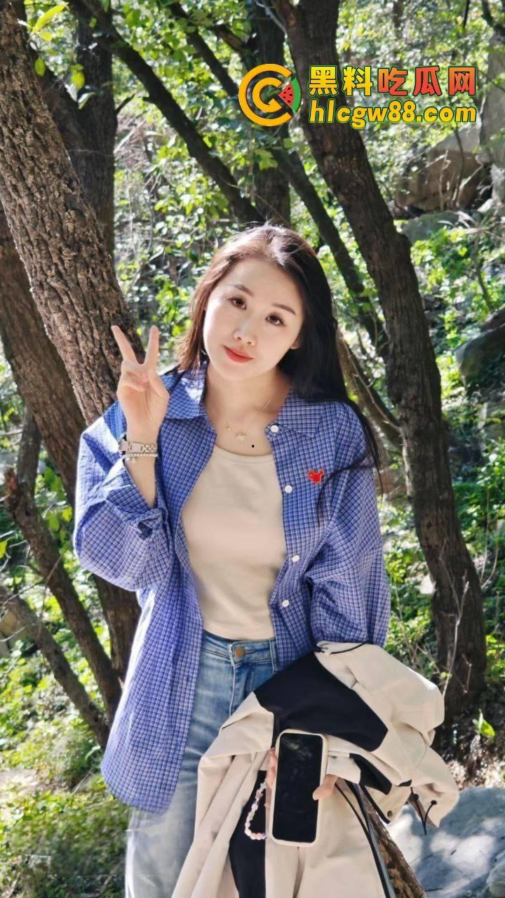 山东泰山驴友『吴昕』被狼友调教，反差婊母狗本性觉醒，黑丝撕裂淫水横流，彻底臣服狼友的暴力操弄！-1