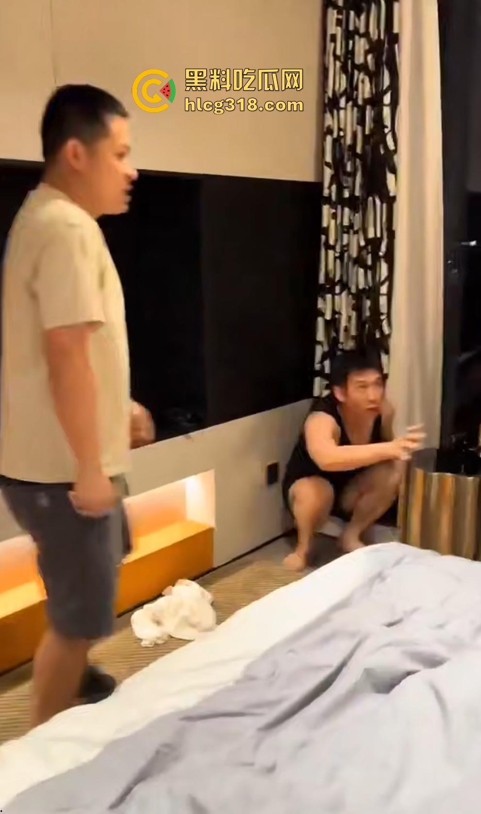 抓奸小剧场逼真炸裂，狗男假戏真做摸奶想做爱，剧组人员全体冲入暴打狗男踹鸡巴，想做先给钱！-3