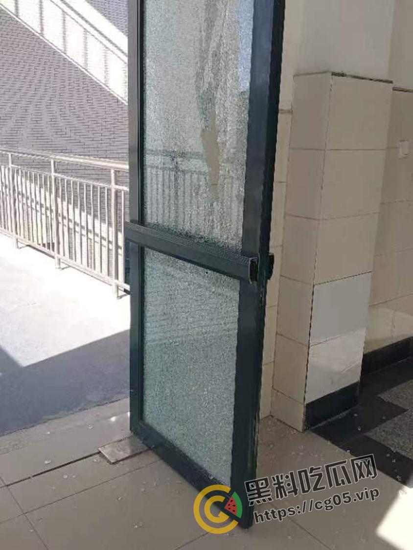 女子十年前因其他人师生恋躺枪被开除 十年内后越想越气回来把学校玻璃全砸了  十年前爱答不理 十年后我重锤出击-3