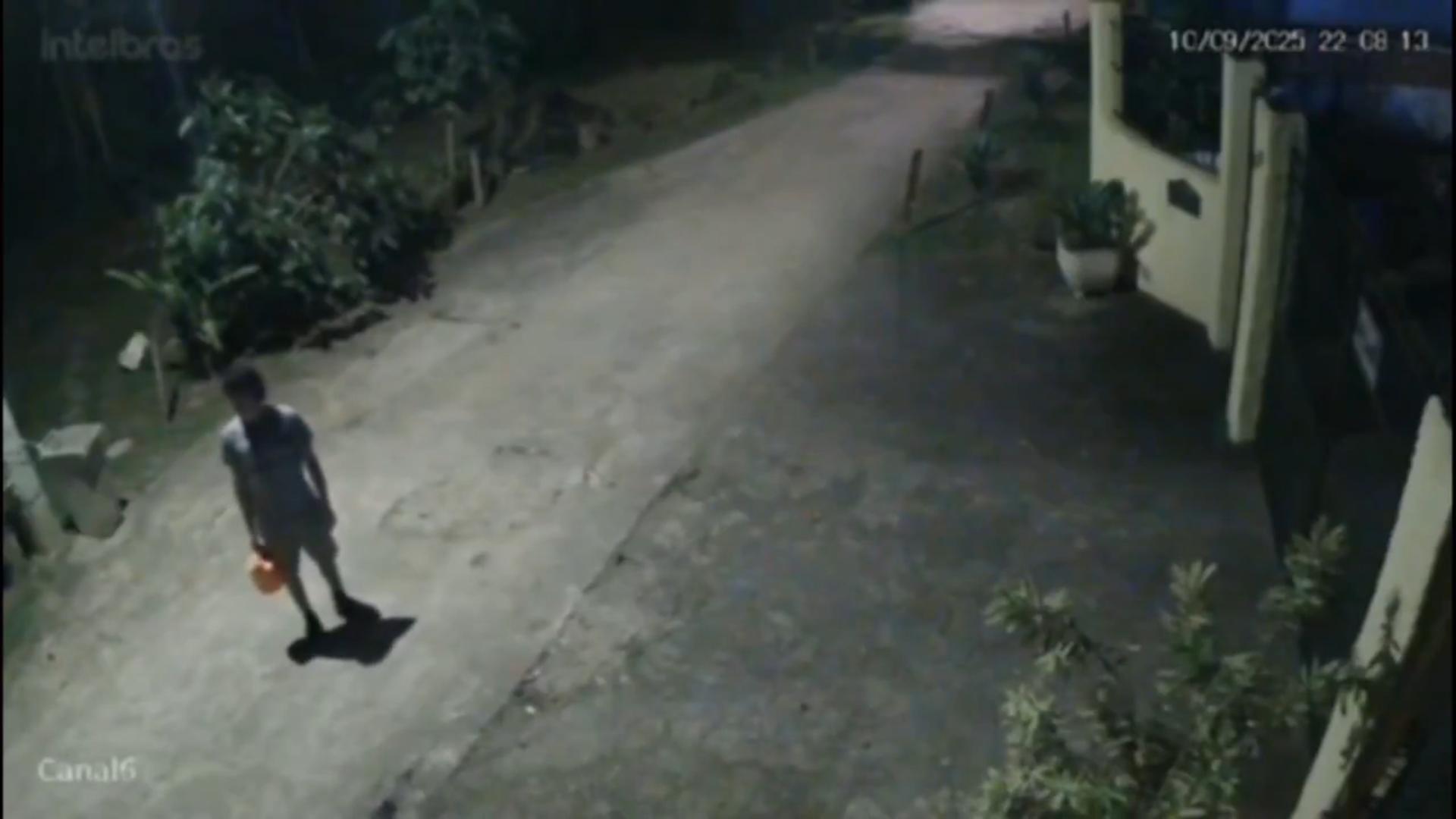 巴西心碎男分手后伤心欲绝，汽油自焚，监控曝光现场惨烈，大火吞噬全身，血肉模糊令人不忍直视-2