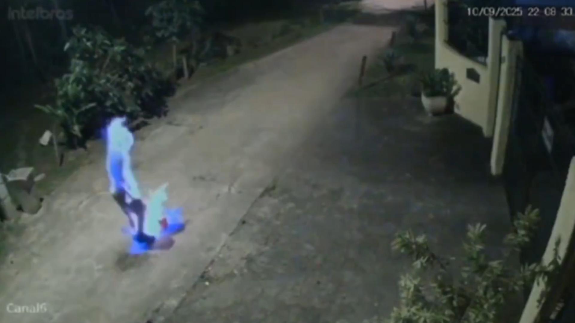 巴西心碎男分手后伤心欲绝，汽油自焚，监控曝光现场惨烈，大火吞噬全身，血肉模糊令人不忍直视-4