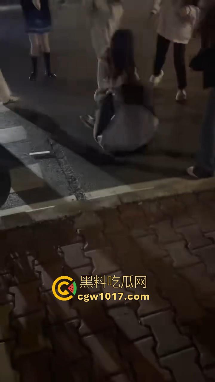 广东潮汕精神小妹街头火拼！多人围殴两人，扯头脚踢肚子跟下体，打得有来有回，好看精神小妹打架观赏性就很足！-2