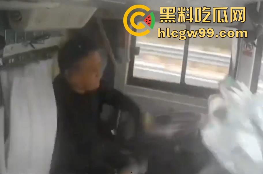 新余大巴司机分心玩脱,护栏拦不住,整车翻个底朝天,乘客经历现实版速度与激情!-5