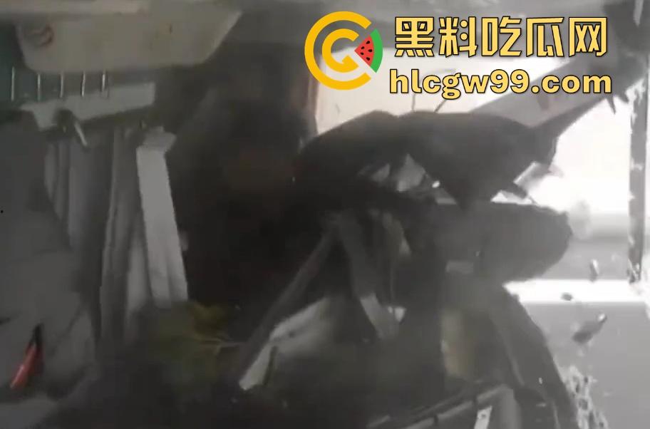 新余大巴司机分心玩脱,护栏拦不住,整车翻个底朝天,乘客经历现实版速度与激情!-6