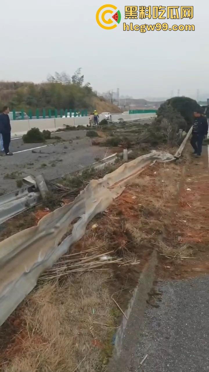 新余大巴司机分心玩脱,护栏拦不住,整车翻个底朝天,乘客经历现实版速度与激情!-7