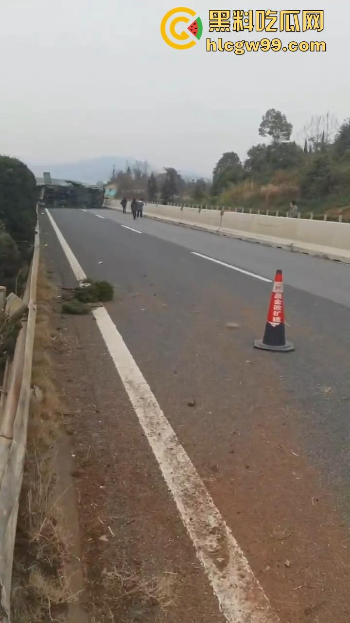 新余大巴司机分心玩脱,护栏拦不住,整车翻个底朝天,乘客经历现实版速度与激情!-8