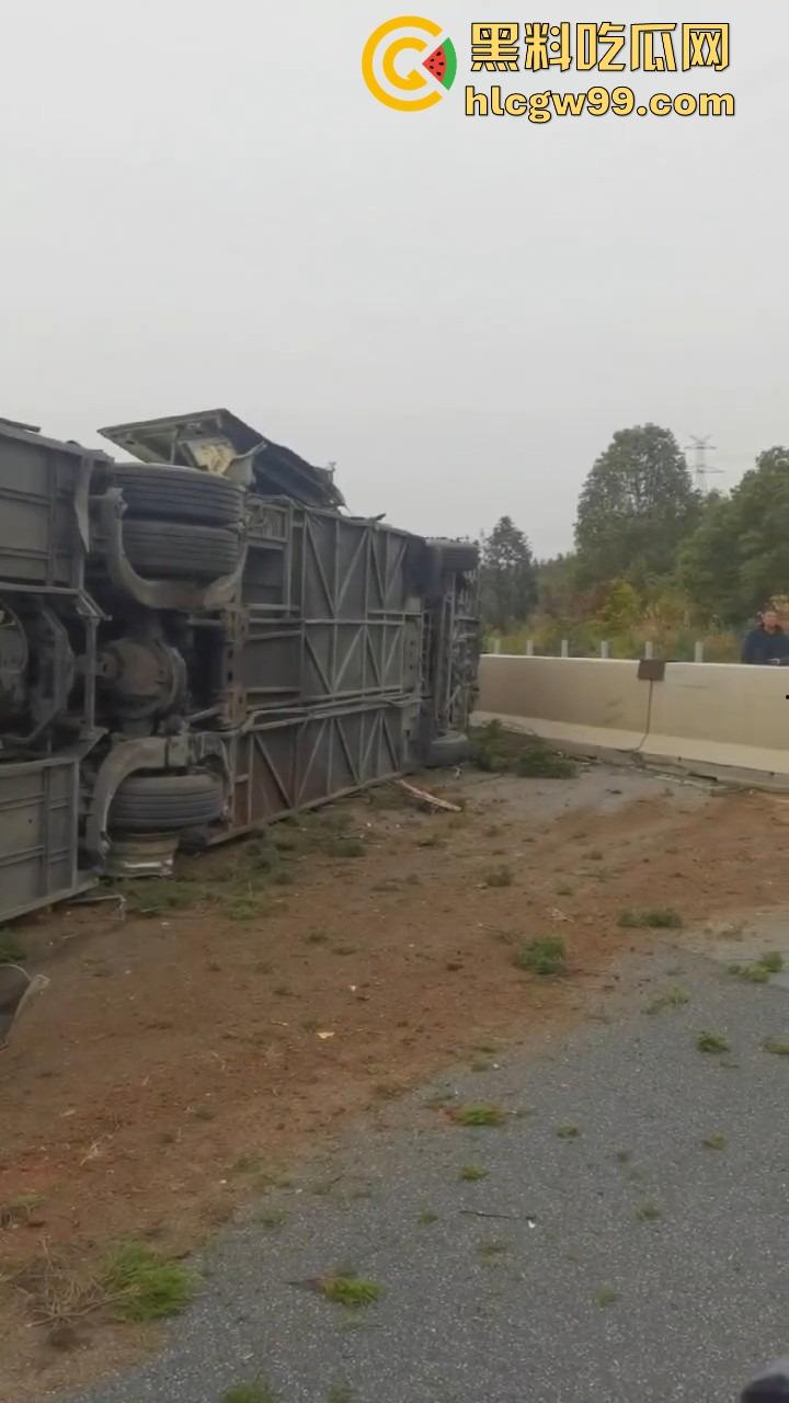 新余大巴司机分心玩脱,护栏拦不住,整车翻个底朝天,乘客经历现实版速度与激情!-9