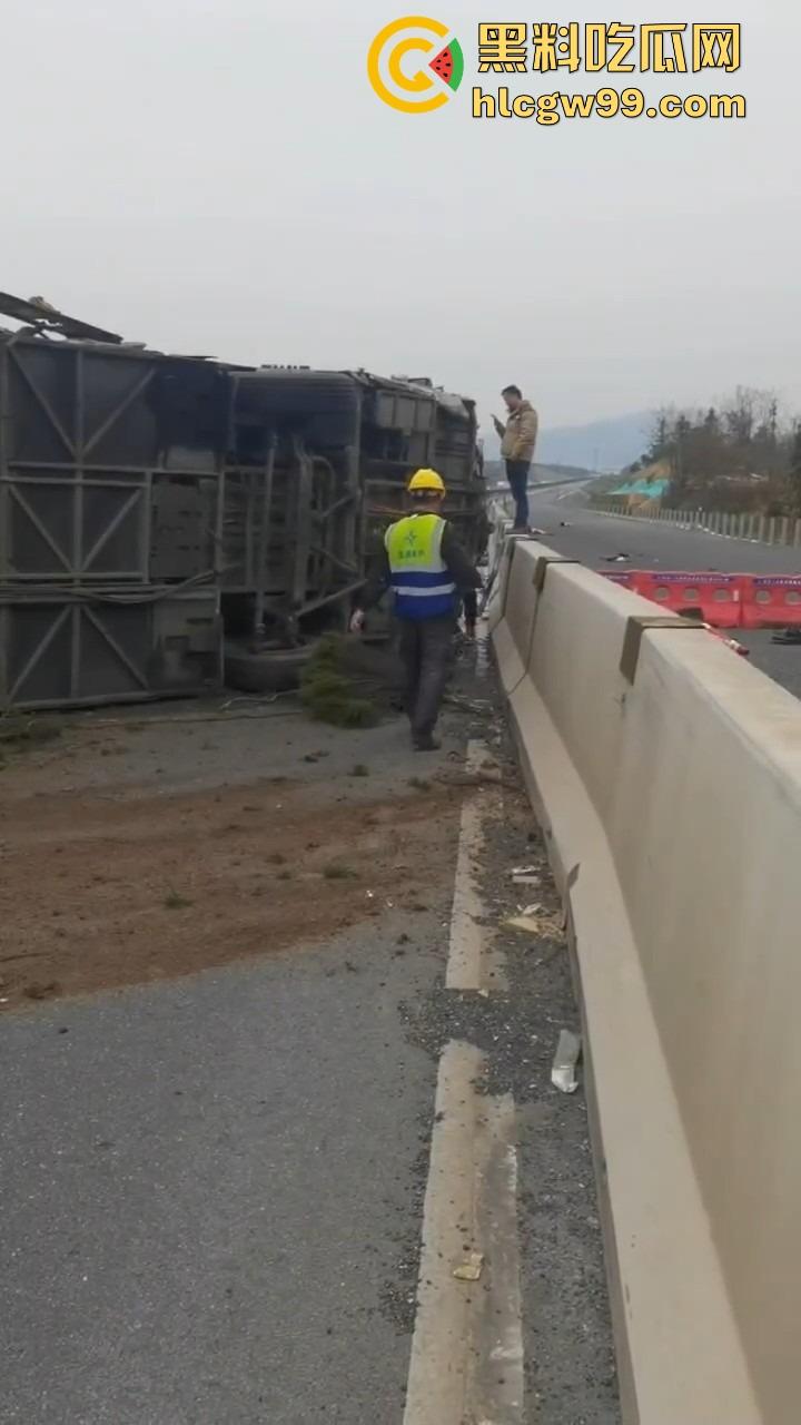 新余大巴司机分心玩脱,护栏拦不住,整车翻个底朝天,乘客经历现实版速度与激情!-10