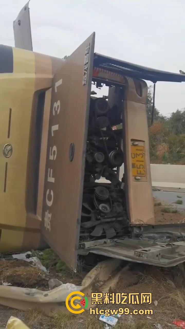 新余大巴司机分心玩脱,护栏拦不住,整车翻个底朝天,乘客经历现实版速度与激情!-11