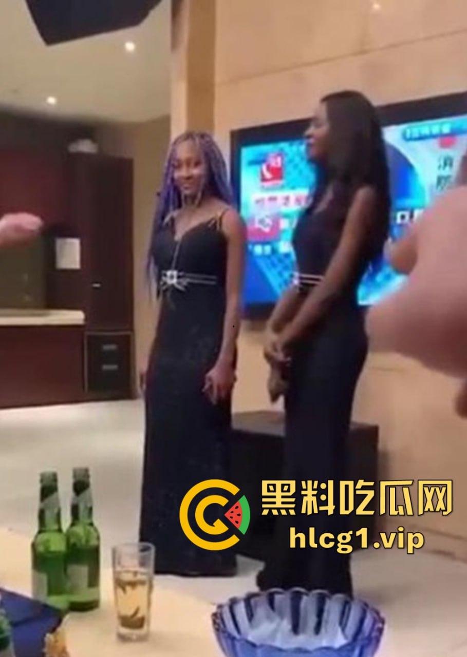 瓜友投稿大曝光！高级会所新玩法，黑妞乌鸡补身体，肌肤油光反射磨砂感惊艳瓜友！-1