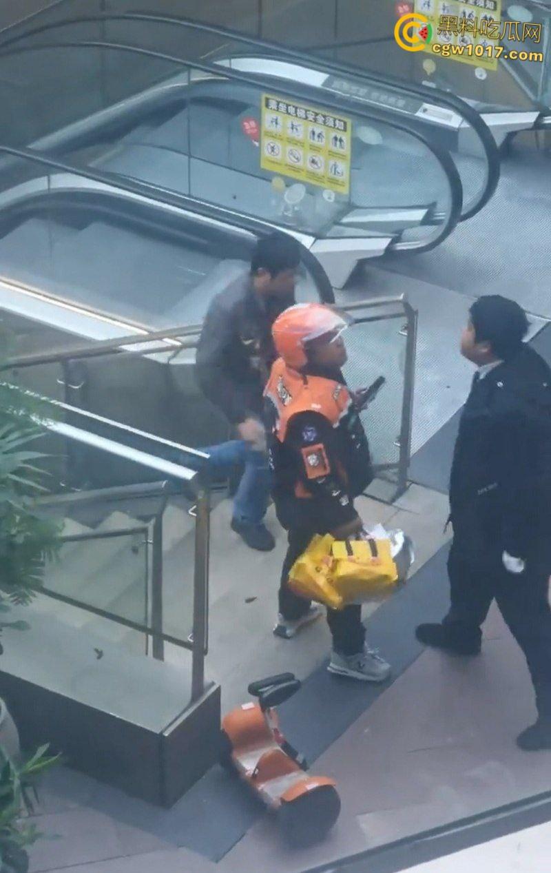 保安和外卖员商场爆发矛盾，真实上演君子动口不动手，互吐口水对峙互不退让，保安看他戴头盔就吐了就跑 ！-3