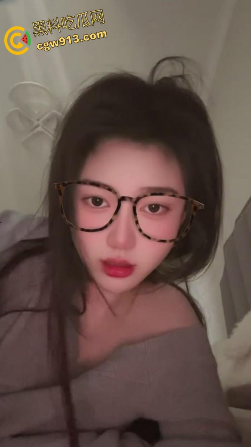 吉林工商学院【王馨岚】，清纯校花跟男友自拍流出，反差母狗口技娴熟，忠爱口爆吞精，停都停不下来！-3