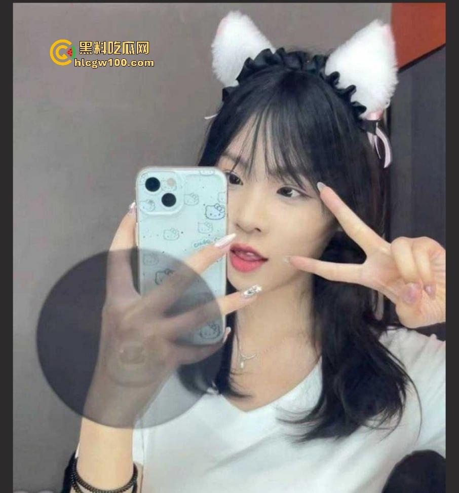 曲阜师范大学大三骚妹【李欣茹】宿舍自拍流出,清纯脸掩不住浪劲,小菊花掰开摆拍,骚得一塌糊涂!-3