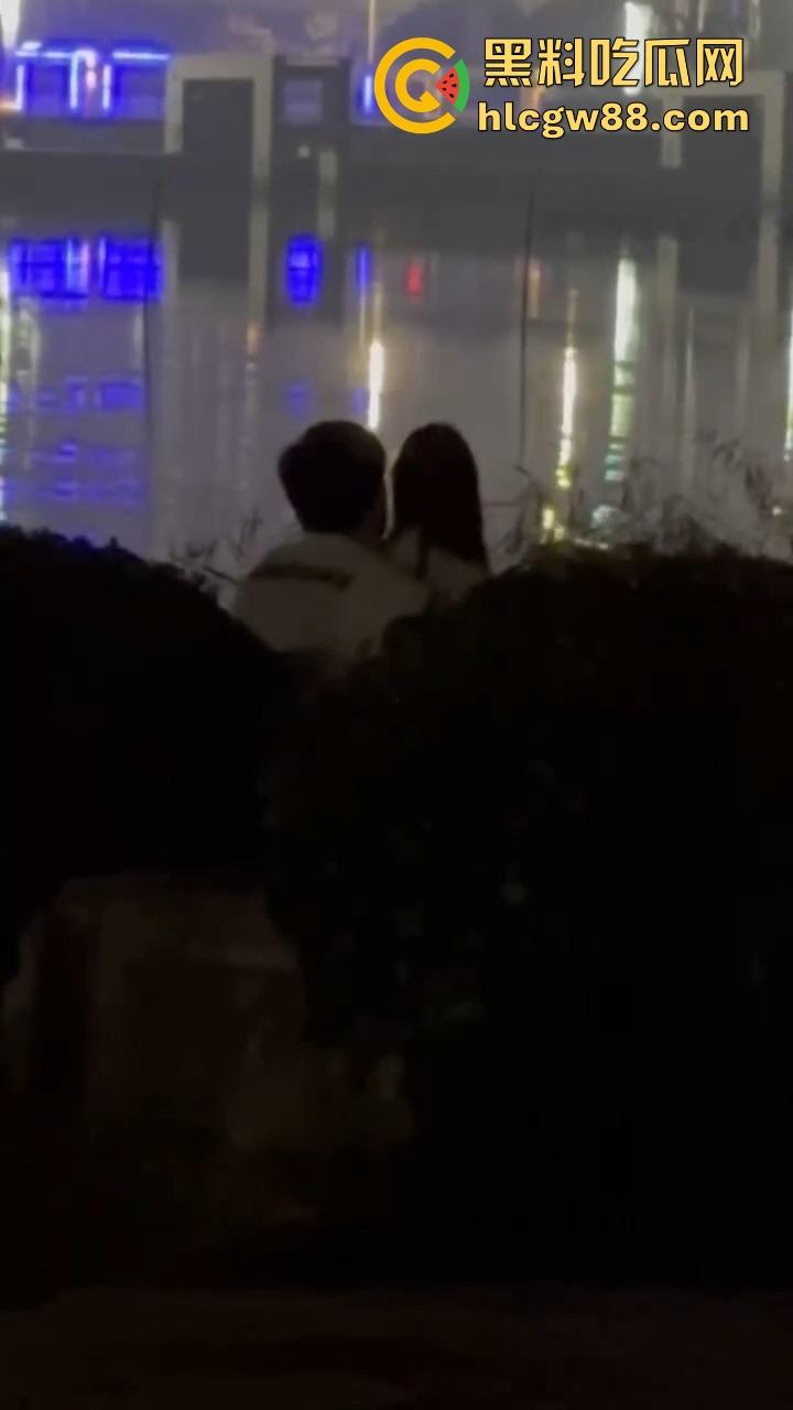 广州公园野战新玩法，骚货女在摇摇椅上浪叫不止，春天才刚暖，这就忍不住出来嗨了？-7