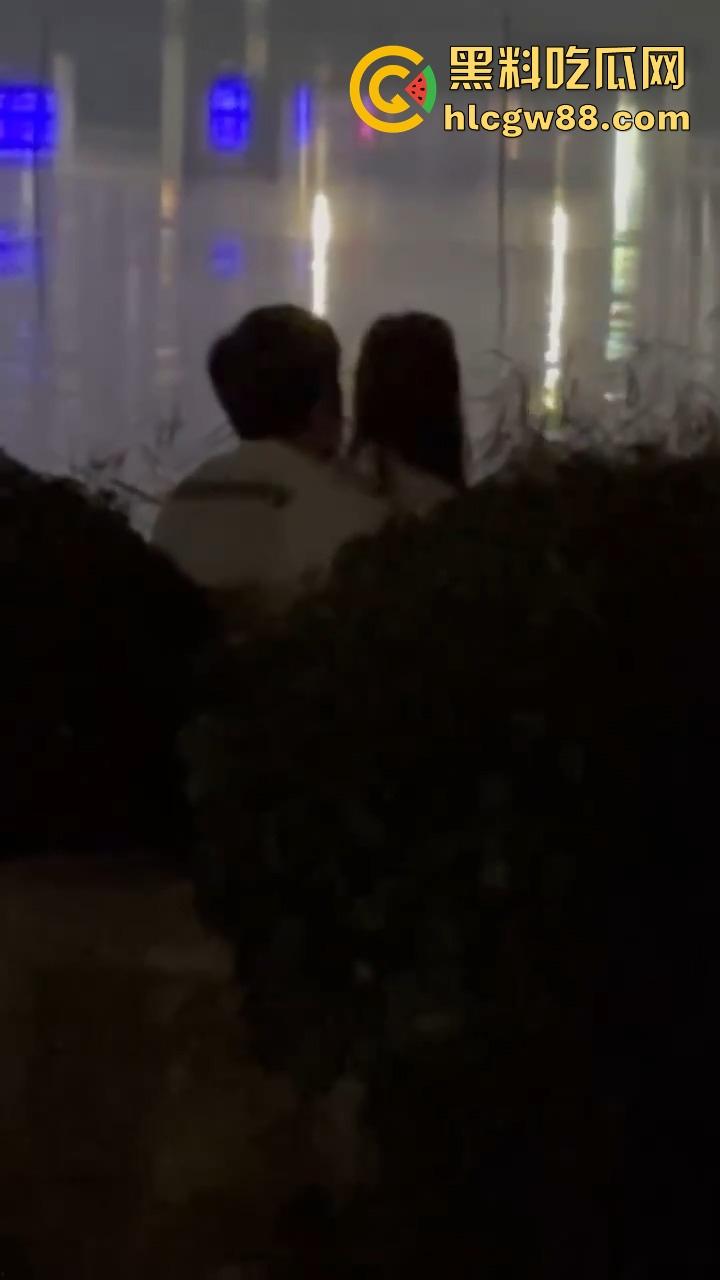 广州公园野战新玩法，骚货女在摇摇椅上浪叫不止，春天才刚暖，这就忍不住出来嗨了？-8