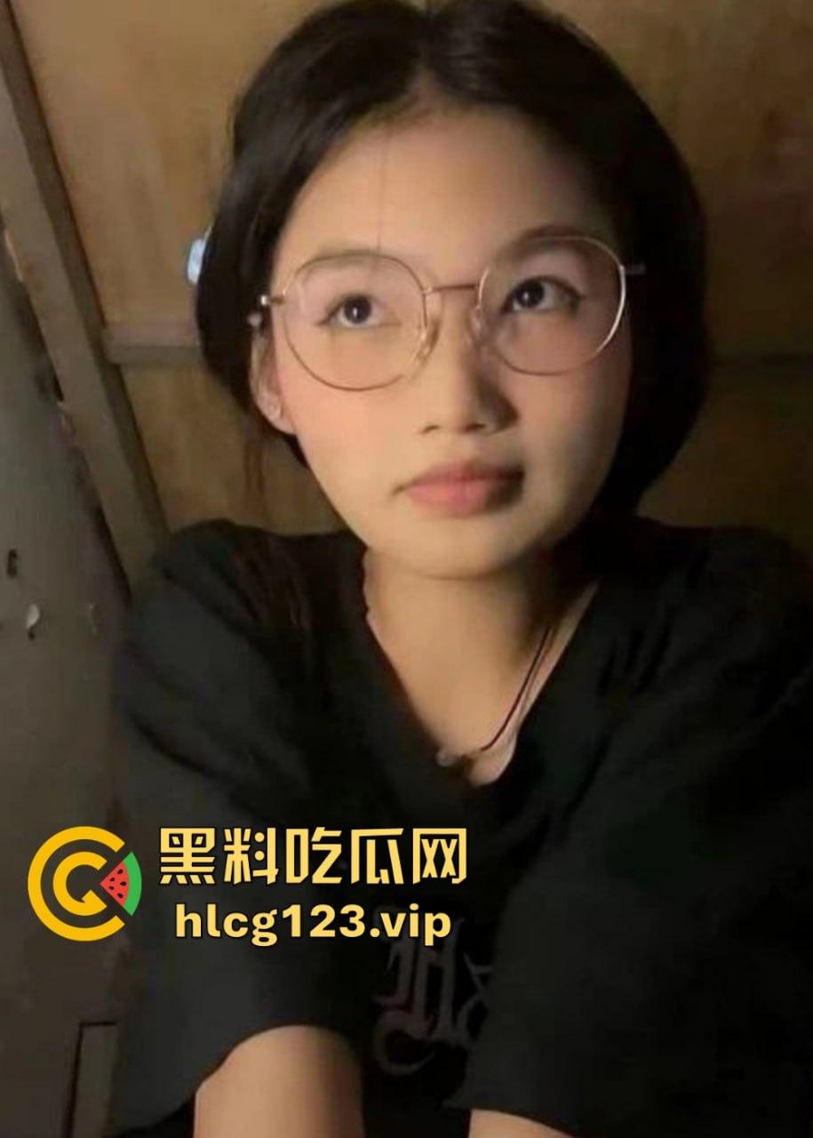 快手网红『小狗的烦心事』下海直播曝光！文静眼镜妹全裸深喉假阳具，反差大到让人看呆！-9