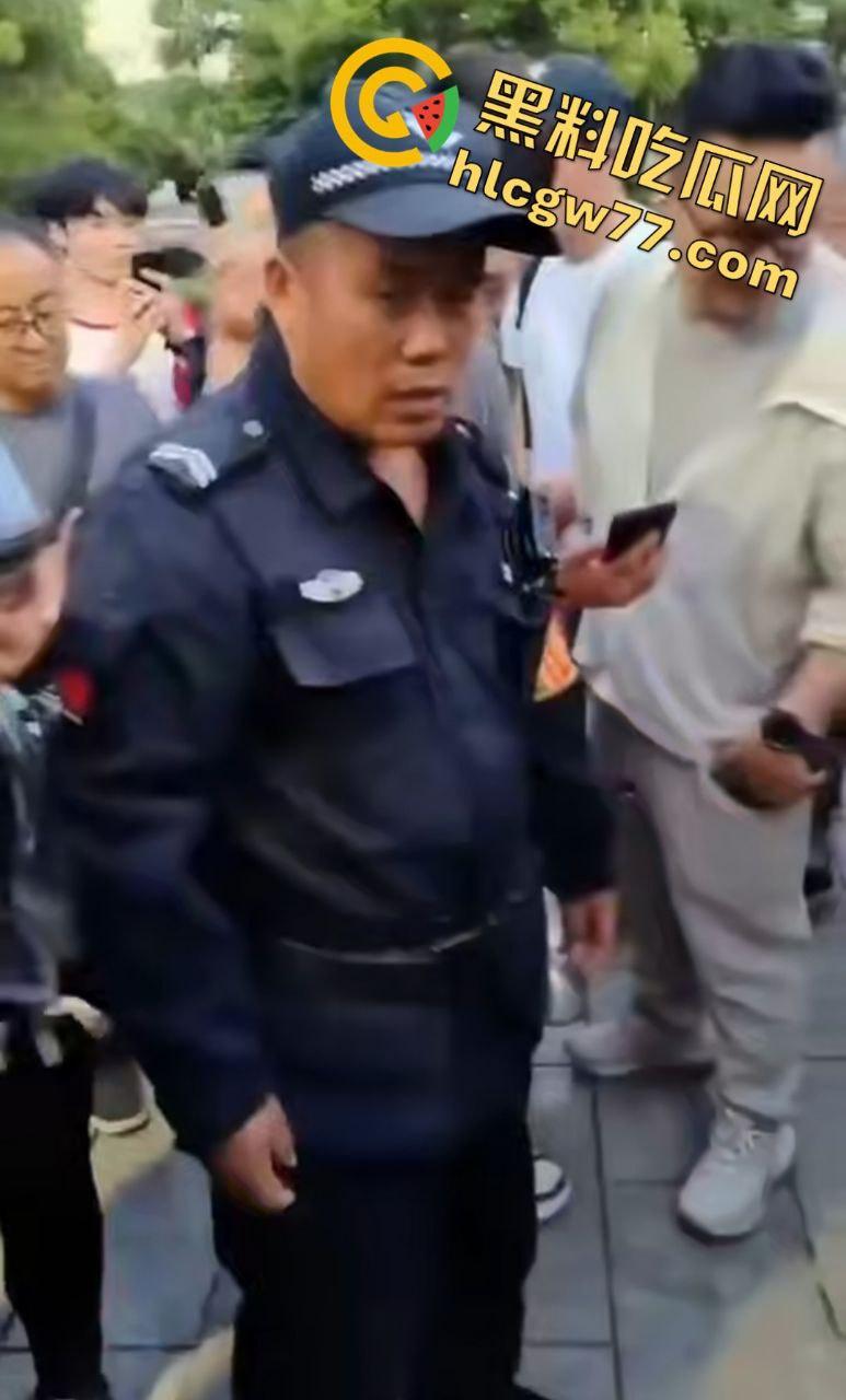 浙江宁波月湖公园惊爆变态大瓜，男子偷鱼用鱼嘴撸管，保安抓场逼放生！-1