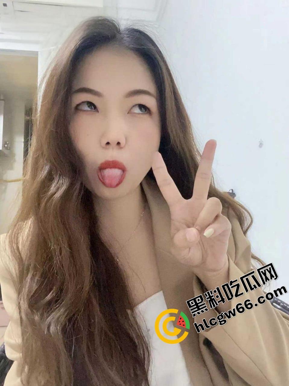 东莞老阿姨【吴方情】整成精致人皮娃娃只为金主赏脸,黑逼自拍跪地求曝光只想被弟弟狠狠操烂!-1