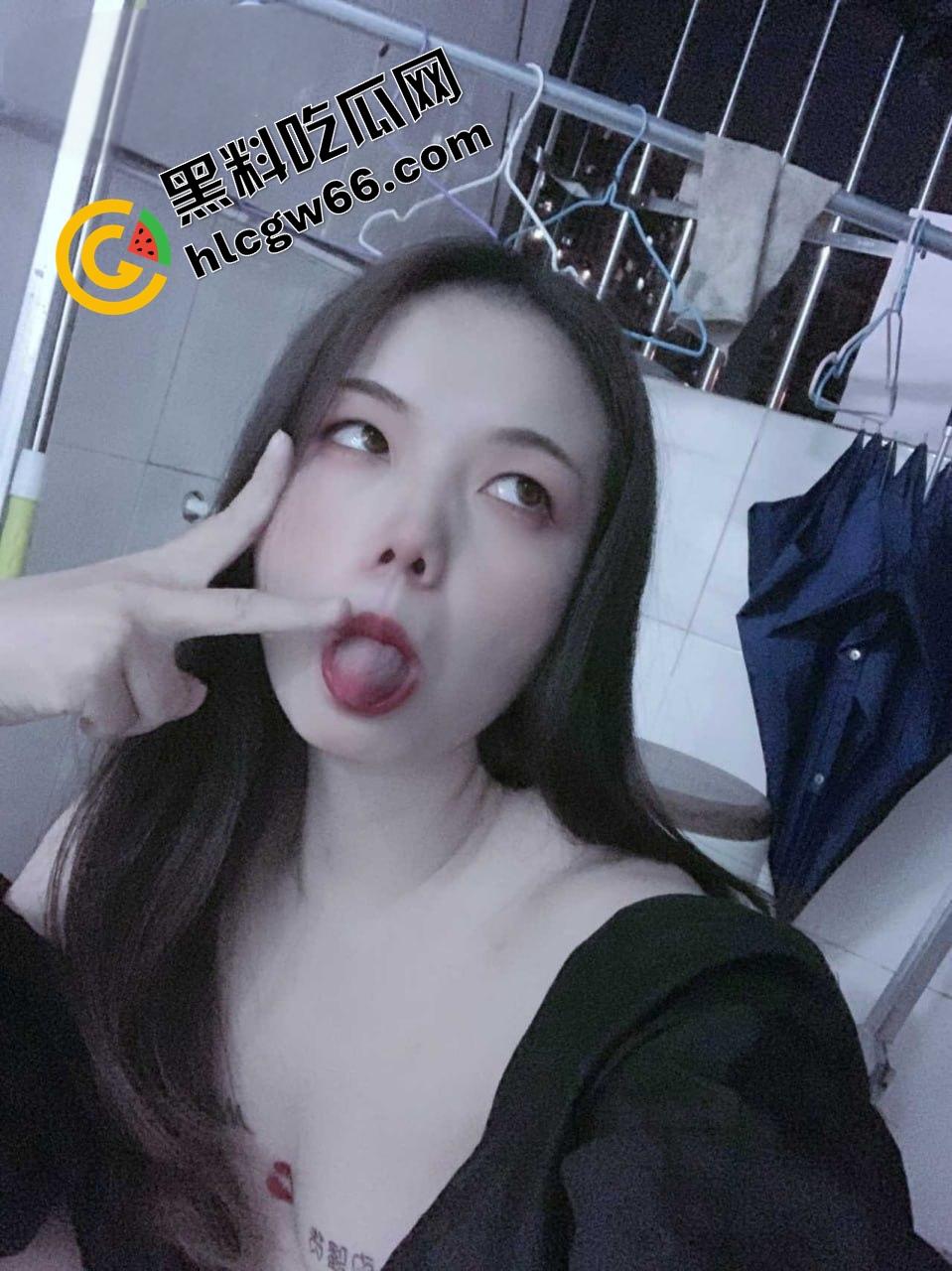 东莞老阿姨【吴方情】整成精致人皮娃娃只为金主赏脸,黑逼自拍跪地求曝光只想被弟弟狠狠操烂!-5