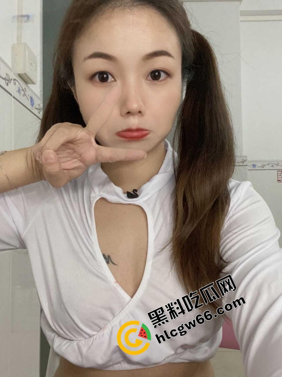 东莞老阿姨【吴方情】整成精致人皮娃娃只为金主赏脸,黑逼自拍跪地求曝光只想被弟弟狠狠操烂!-6